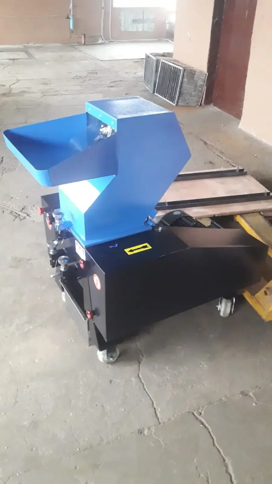 

V-QL250 Измельчитель пластика Дробилка для пластика Дробилка для бизнеса и промышленного использования