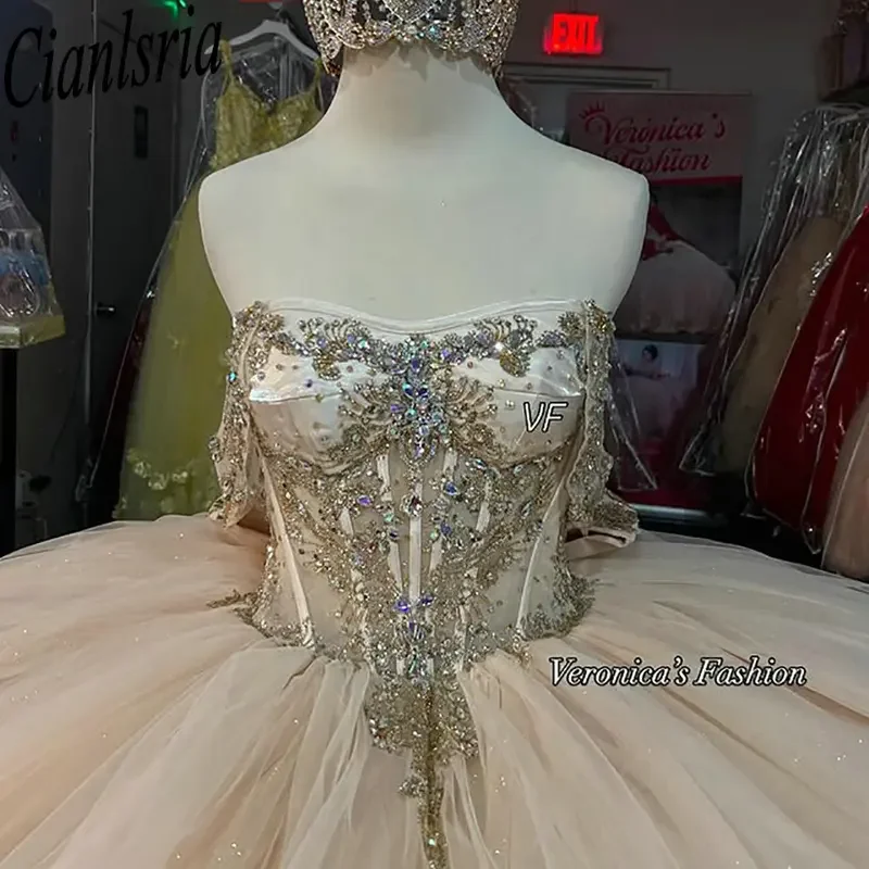 แชมเปญSequined Appliquesลูกไม้ประดับด้วยลูกปัดQuinceanera Ball Gownปิดไหล่โบว์หวาน 15 ปีเม็กซิกันที่กําหนดเอง
