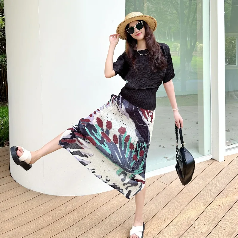 

Miyake Summer Black Top Short Sleeve Women's Pleated Niche Fashion Retro Temperament Skinny Wear Printed Skirt Pleated Suit