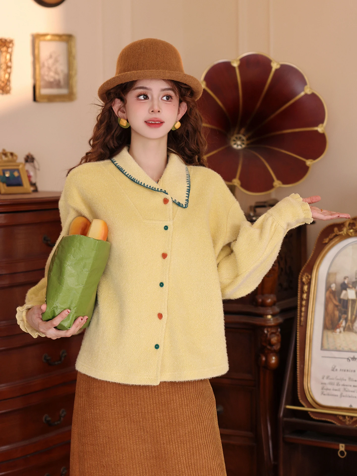 

Chen Jiajie Little Color Bean Retro Hong Kong Sle Long Sve Women's irt 2025 New Autumn Winter Thi Versatile Top