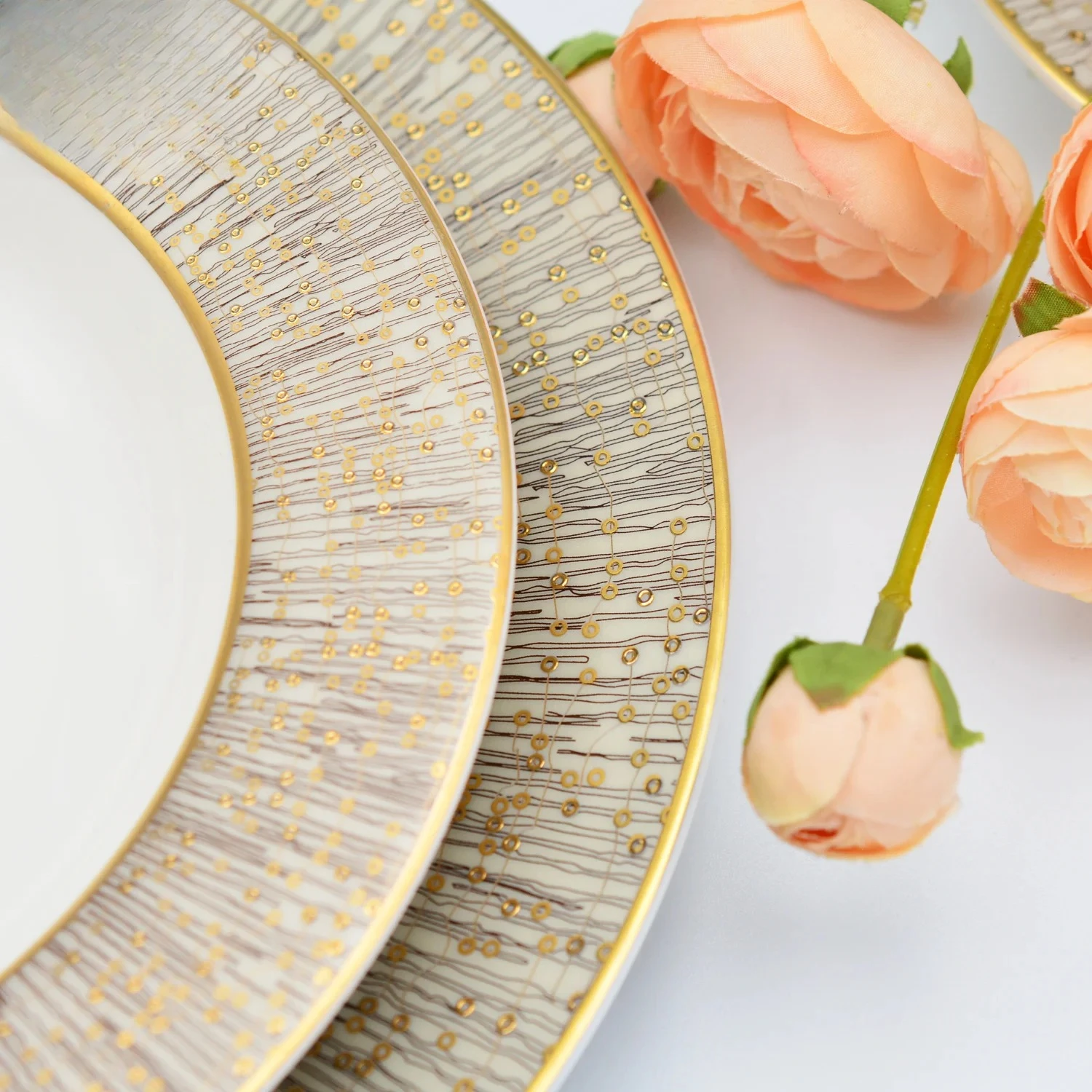 Golden Porcelain Luxury Dinner Set Bone China Dinner Set 98 Pcs Dubai Royal Tableware