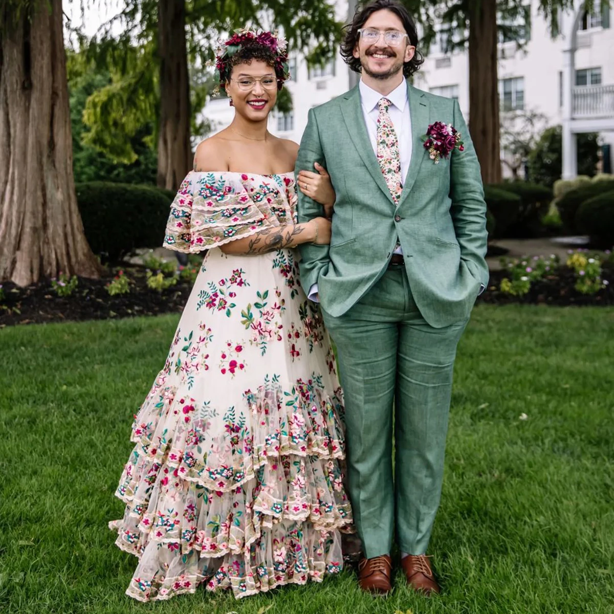 Vestido de novia bordado con volantes escalonados y hombros descubiertos, mangas tipo capa, vestidos de novia de gran tamaño personalizados de cuento de hadas de talla grande