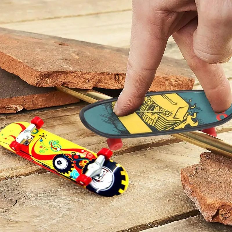 Mini Finger Skateboard piccoli giocattoli leggeri per pattinaggio a dito per bambini giocattoli portatili durevoli per le dita regali per bambini per il compleanno Holida