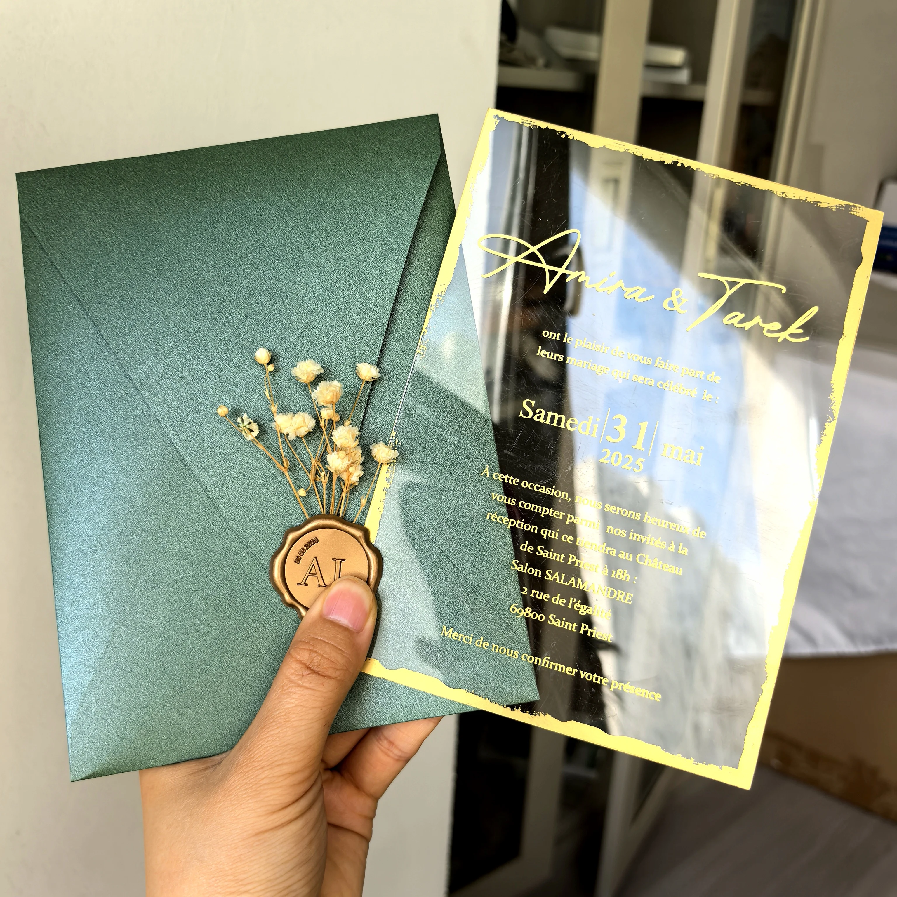 Feuille d'or personnalisée, carte d'invitation de mariage en Pvc de 1mm, or brillant, enveloppe vert noirâtre avec sceau, nom Date, corde à cravate à fleurs sèches