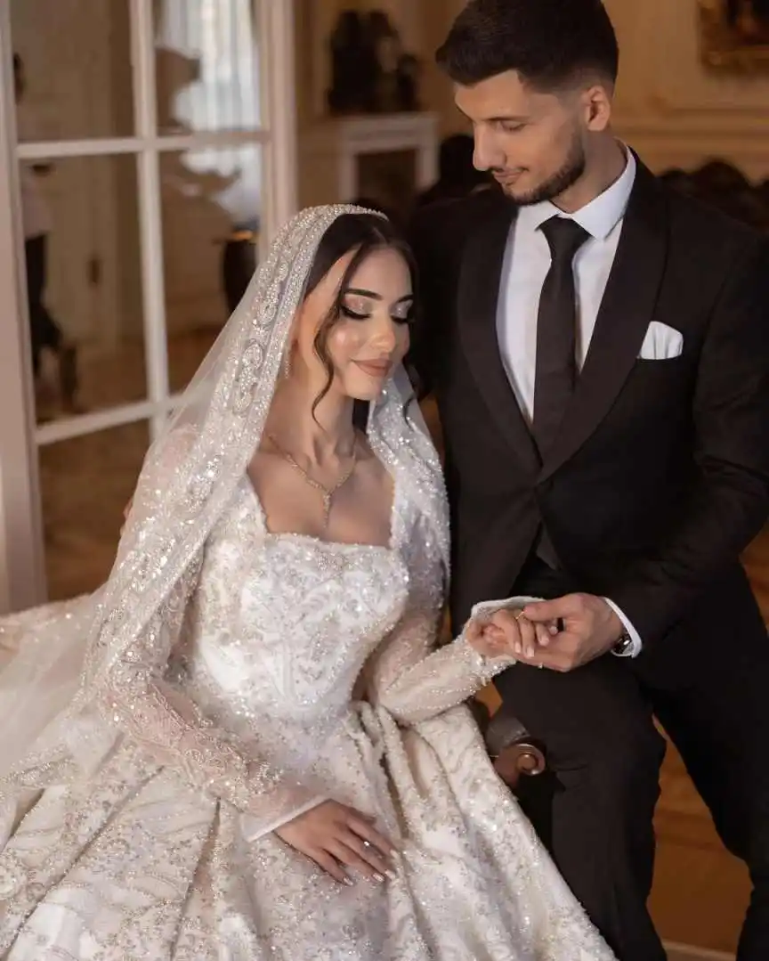 エレガントなボールガウンのウェディングドレス ビーズ装飾 アップリケ レース 長袖 スクエアネック ブライダルドレス カスタマイズ可能な取り外し可能なトレーンドレス