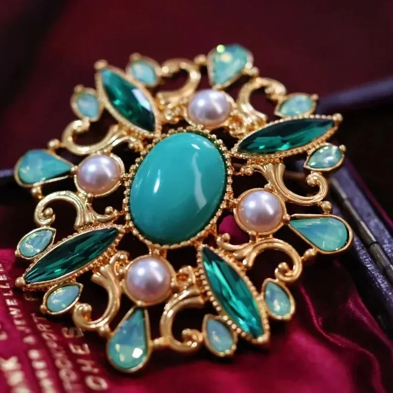 

High-end Natural Green Gemstone Gold-plated Retro Medieval Palace Style Brooch for Women Fashion Pearl Charm Hollow Brooch