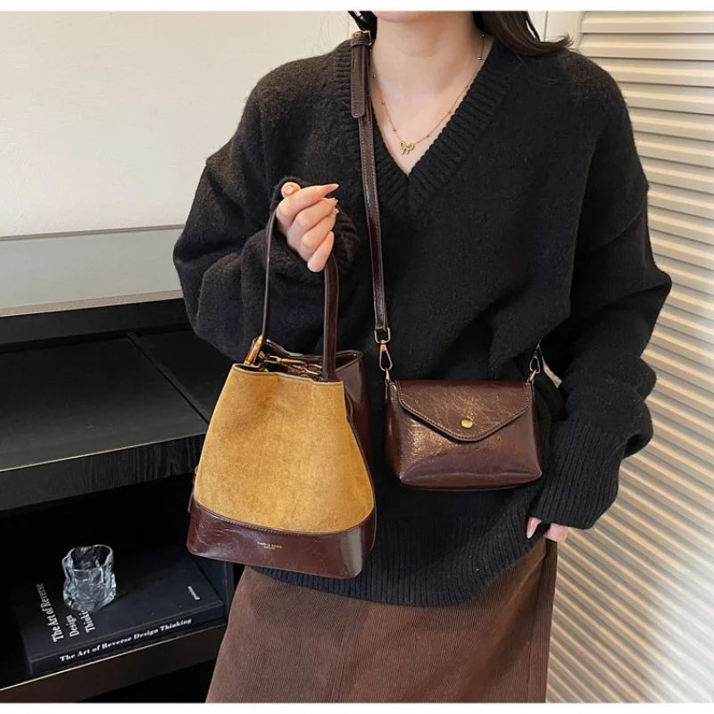 

Women's Crossbody-Bag Made Of Wave-Patterned Leather Boasting Casual Paris High-End Neat Style​