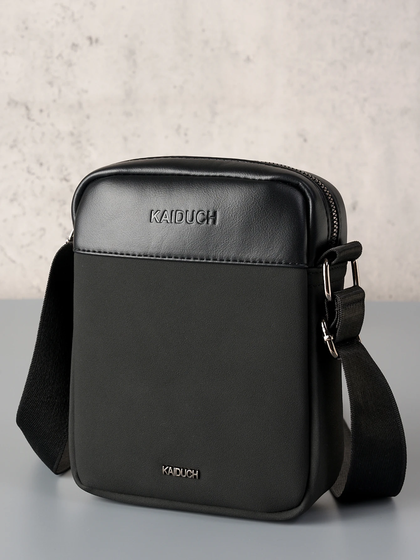 Leichte Umhängetasche aus PU-Leder für Herren, lässige Schultertasche mit mehreren Reißverschlusstaschen, wasserabweisende Brusttasche – Detail 10