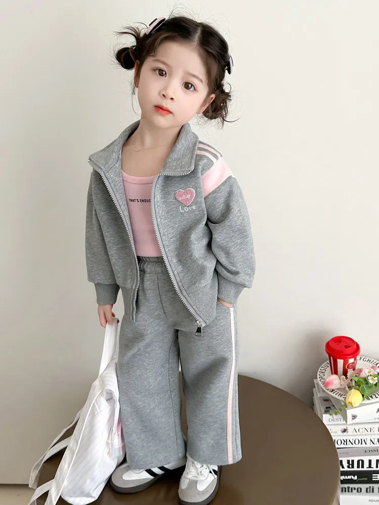 

Комплект для девочек, серый топ на молнии с длинными рукавами, свободные прямые брюки, новинка 2026, детский весенне-осенний повседневный спортивный комплект из двух предметов