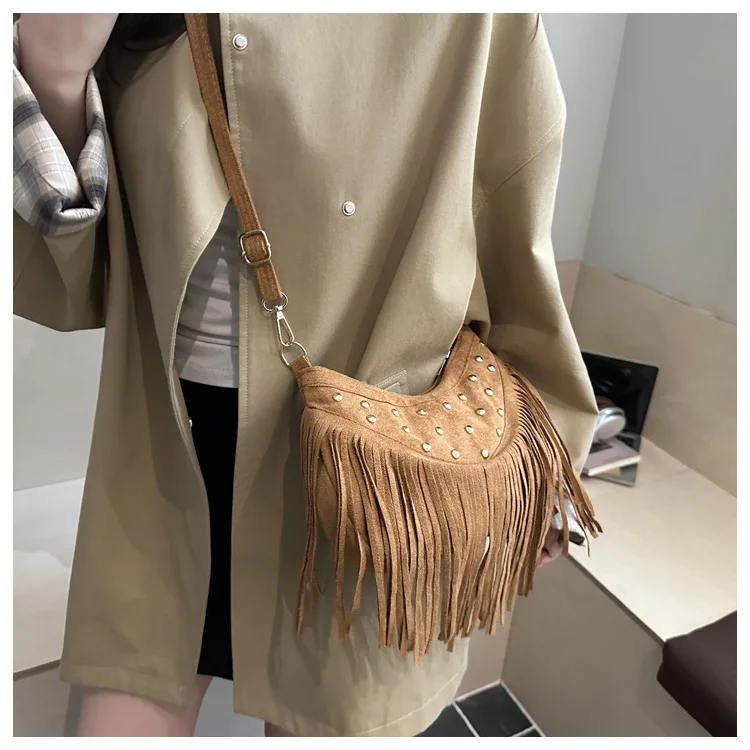 Retro Wildleder-Fransen-Schultertasche mit Metallnieten, Halbmond-Unterarmtasche, Vintage-Tageslook für Konzerte – Detail 15