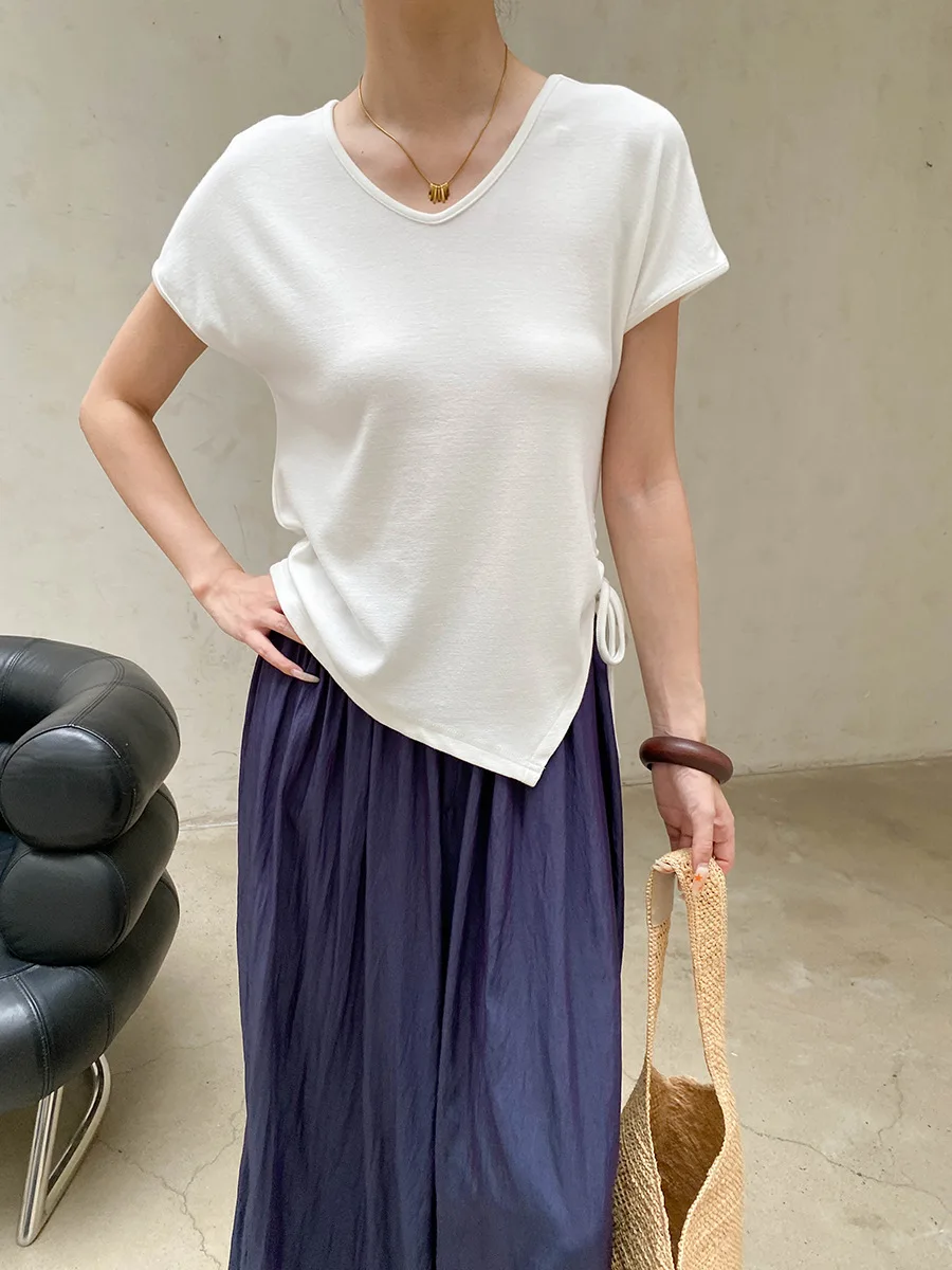 Sommerliches Damen-T-Shirt in unregelmäßiger Farbe mit unregelmäßigem Saum, Kordelzug, V-Ausschnitt und schlankmachendem Effekt, kurzärmelig. – Detail 31