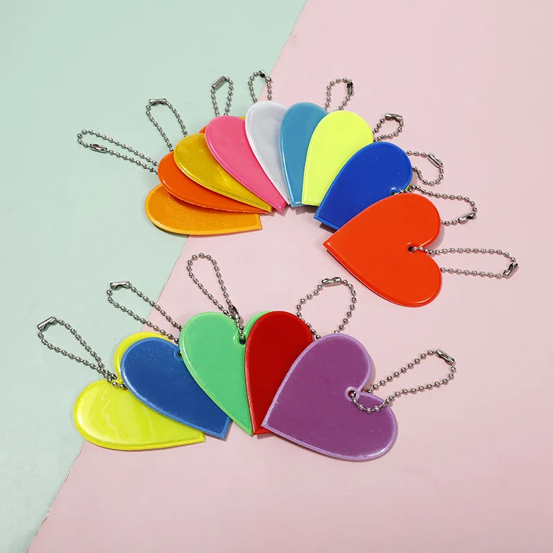 Llavero reflectante colgante con forma de corazón para mujer y niño, accesorios de bolsas, llaveros reflectantes de PVC de alta visibilidad, mochilas, seguro