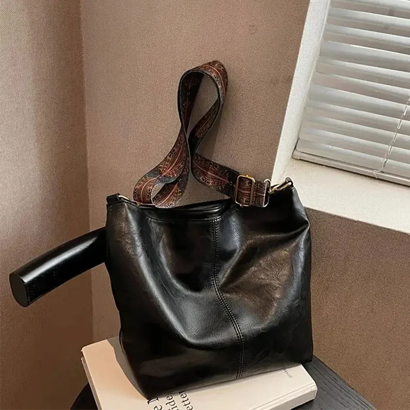 New high-end texture retro handbag bucket bag for men and women, large capacity crossbody bag image 5