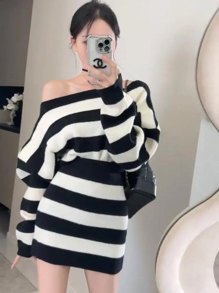 

Осенне-зимний модный черный костюм-двойка женский элегантный полосатый вязаный короткий топ с открытыми плечами и мини-юбка с высокой талией