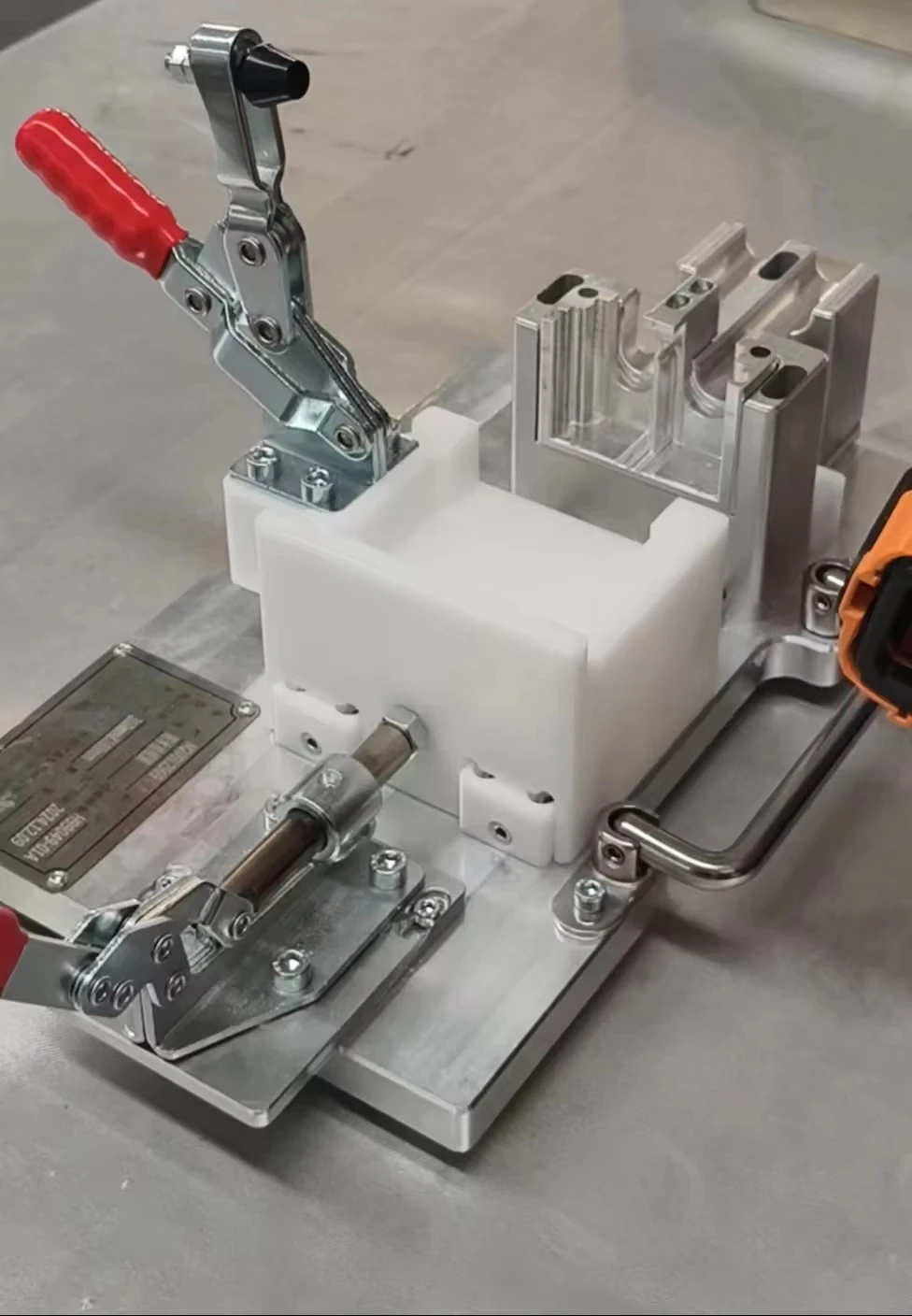Connector auxiliary mounting fixture