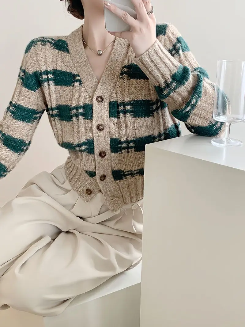 2025 가을 신상 레트로 브이넥 스트라이프 컬러 블록 니트 스웨터 코트 여성용 숏 디자인 탑