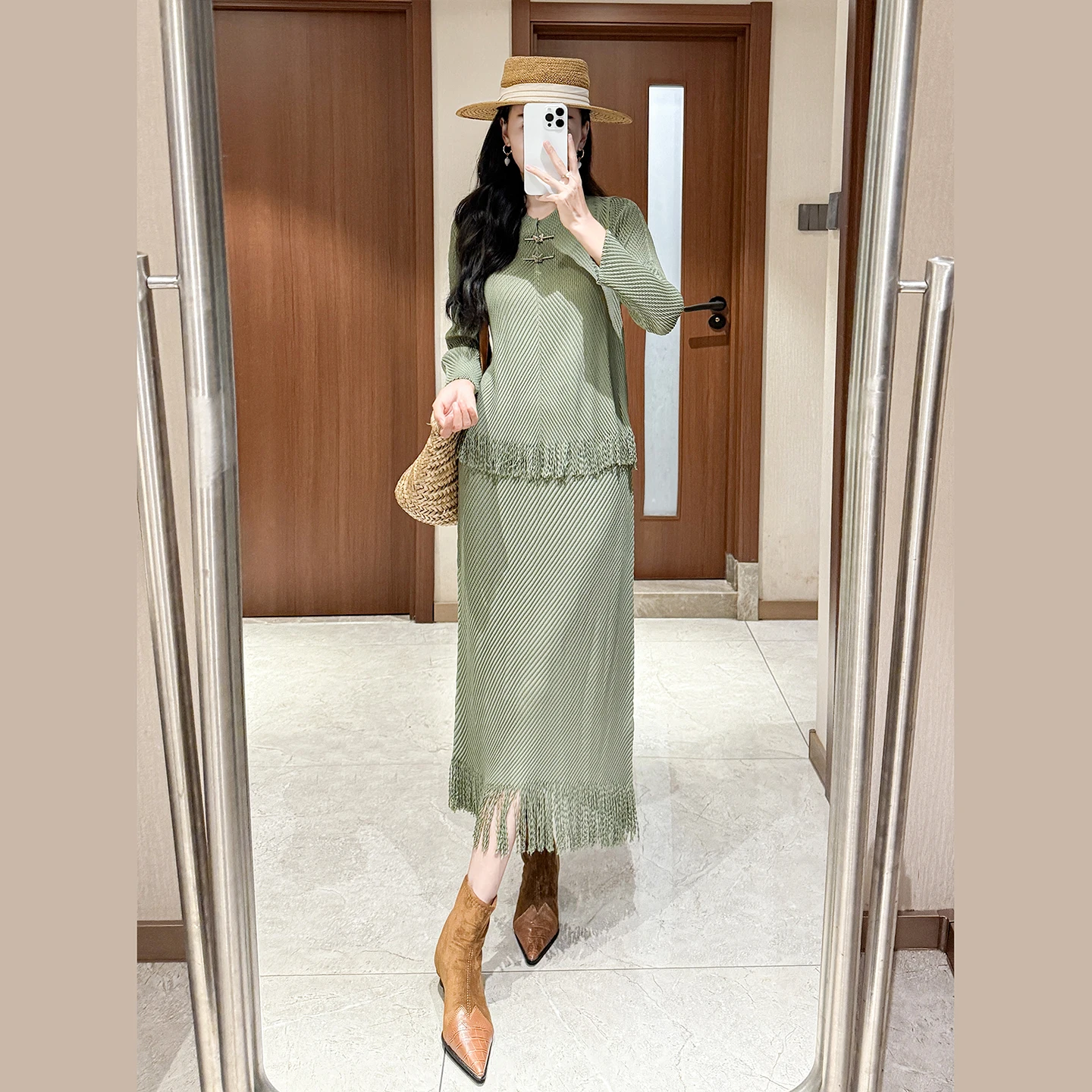 

Women Elegant 2-Piece Set Solid-Colour Crew-Neck Long-Sleeved Top with Pleated Fringe-Trimmed Skirt 2025 Autumn New Female Wear