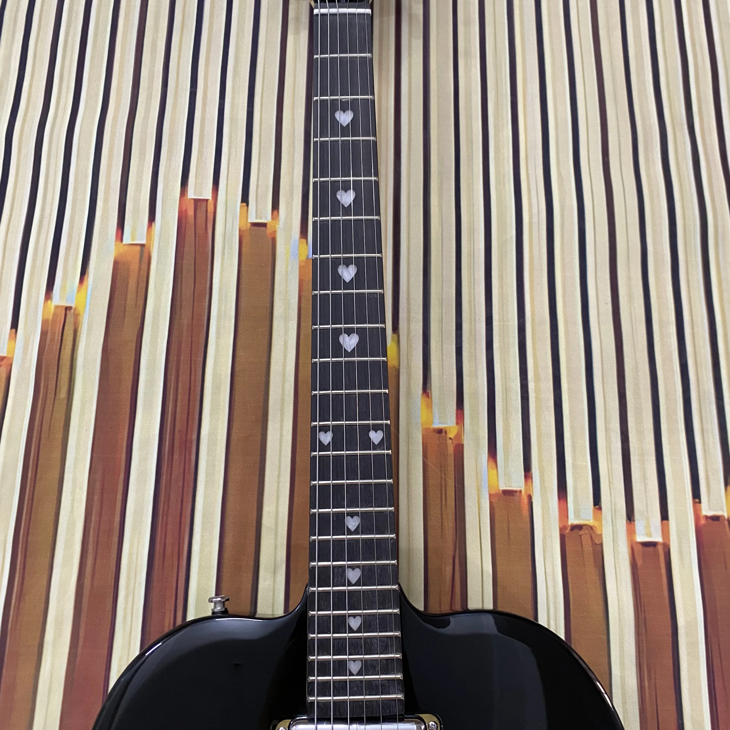 Vicers Guitarra elétrica requintada em forma de coração. Corpo em mogno. Fretboard de jacarandá. Pescoço de bordo. 22 trastes. Ferragens cromadas.
