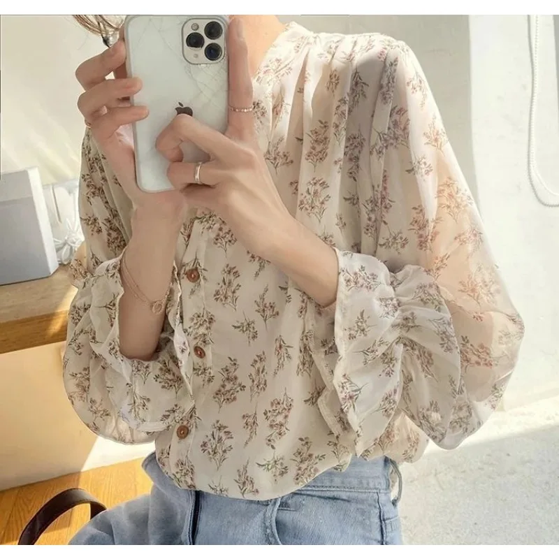 Camisa floral de gasa de manga acampanada con estampado de temperamento protector solar de manga larga versátil de otoño para mujer