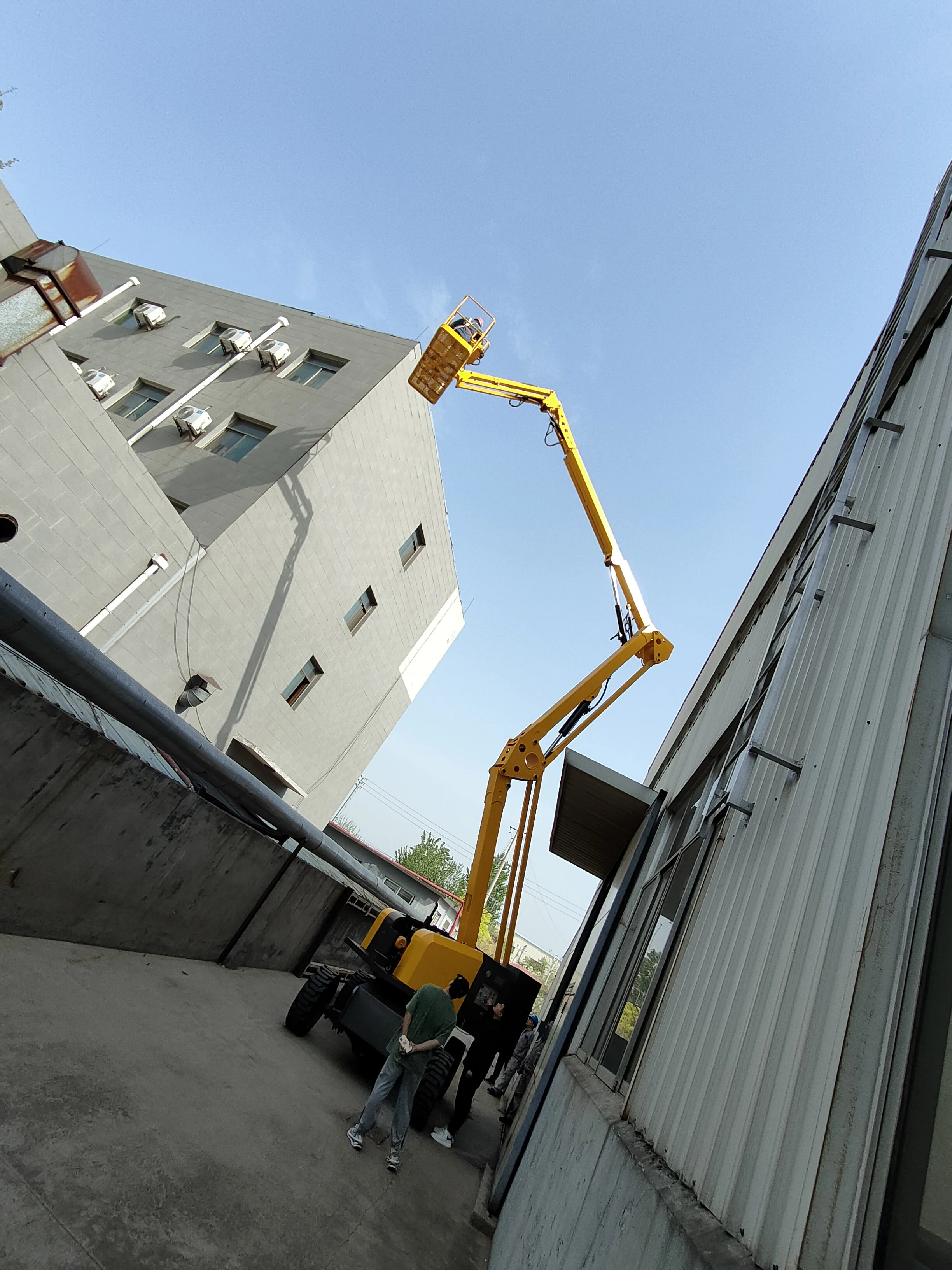 22M Extended Reach Articulating Boom Lift Aerial Work Platform Dual Hydraulic Cylinders for Smooth Vertical Movement