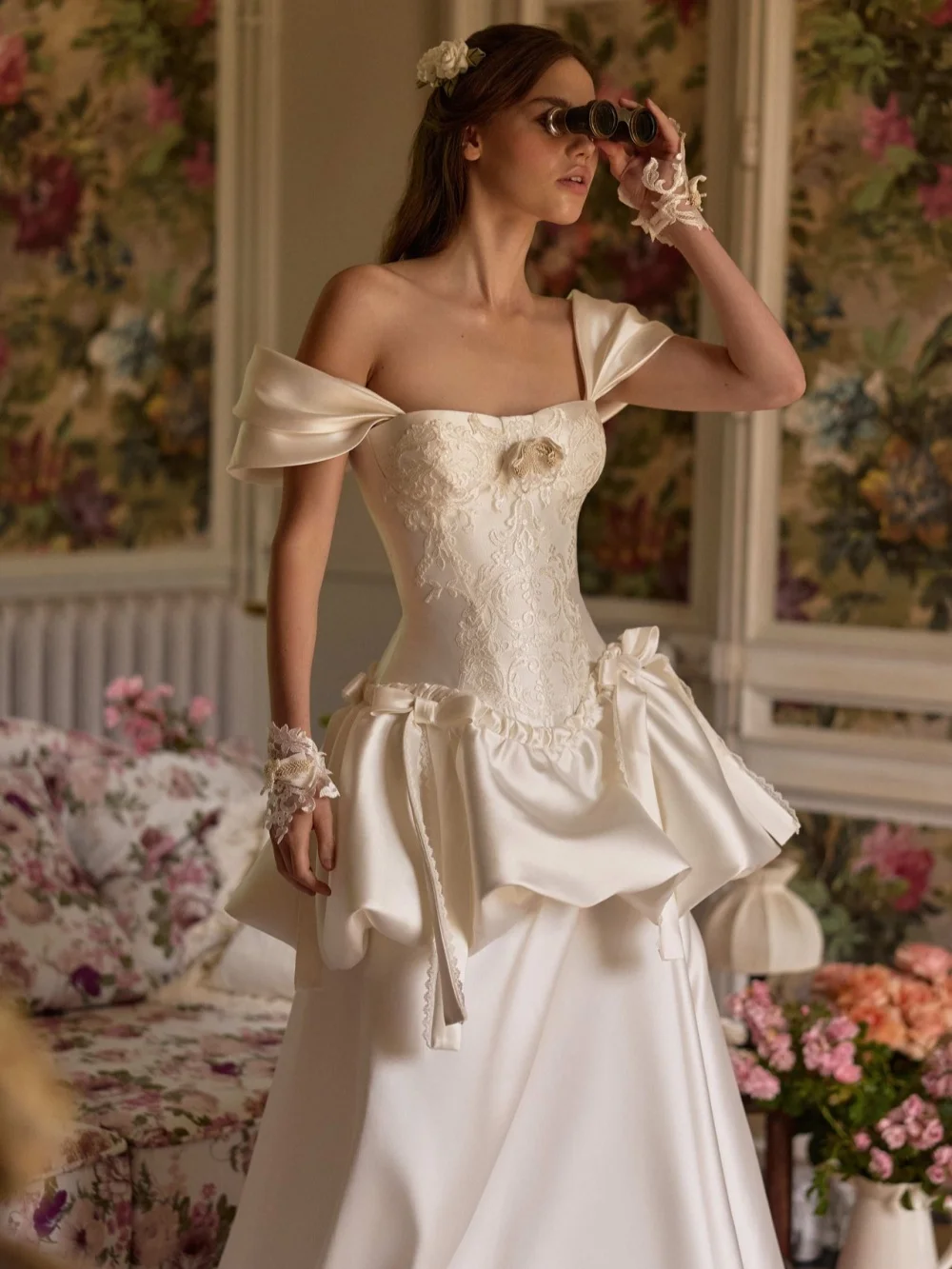 ชุดแต่งงานยาวผ้าซาตินสไตล์วินเทจสุดโรแมนติก แบบเปิดไหล่ แต่งลูกไม้ โบว์  ชุดเจ้าสาวสั่งตัดได้  ชุดราตรีแบบไม่มีสาย  สง่างามสำหรับเจ้าสาว