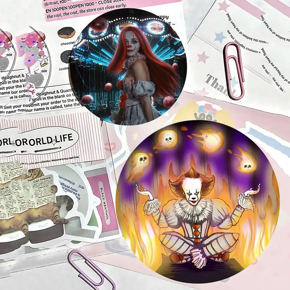 مخيف Pennywise مهرج 58 مللي متر لطيف أنيمي الشكل أيقونة شارة اليدوية صفيح بروش لحقيبة الظهر الملابس الصدر حلية الهدايا