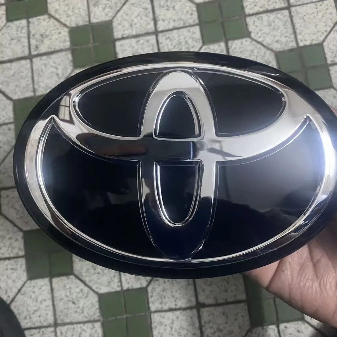 

Новинка 2026 года для Toyota, эмблема передней решетки с эпоксидным покрытием 190x130 мм для Toyota Tundra и Land Cruiser 2017-2018 | Заменяет OEM