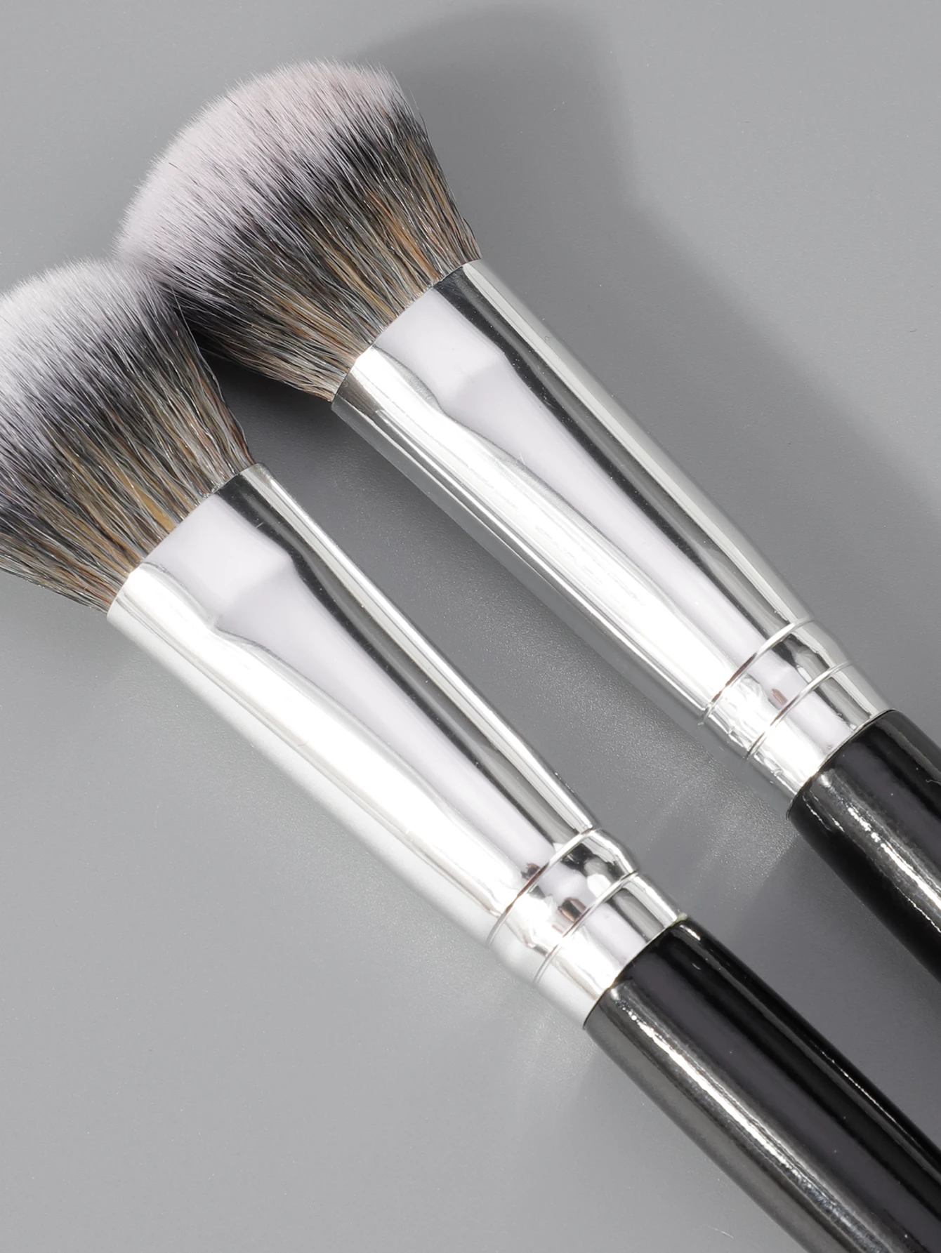 Zwarte concealerborstel met enkele schuine kop, concealerborstel voor onder de ogen, concealer, oogschaduwborstel met ronde kop, neuscontourborstel