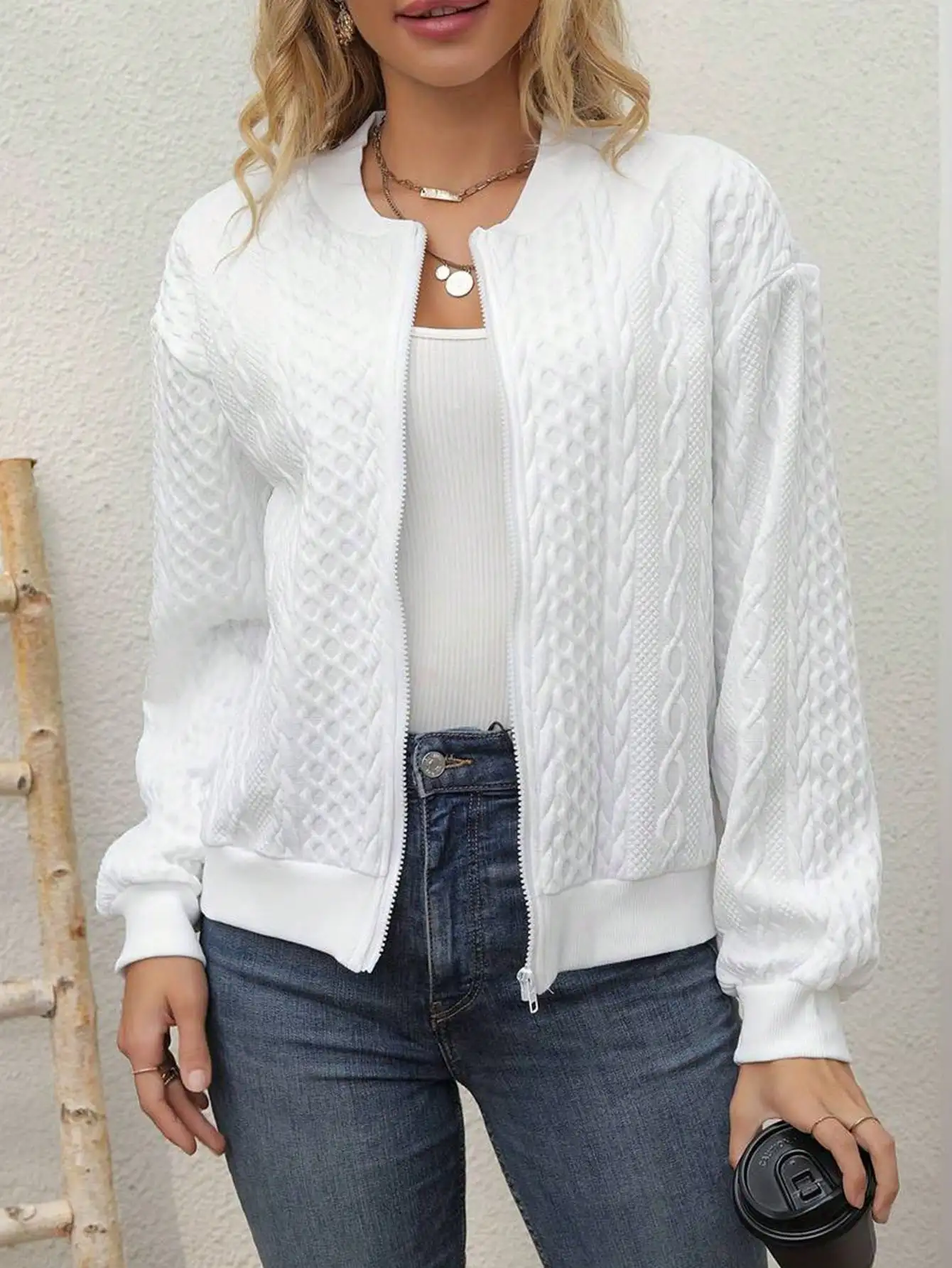 

Женская белая куртка-бомбер на молнии с узором кабельной вязки и спущенным плечом