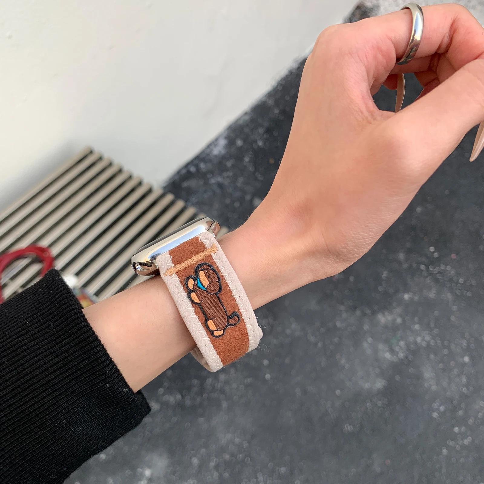 Cinturino in cartone animato per cinturino Apple Watch Bracciale con elementi di fissaggio a gancio e anello per cani adorabili con Iwatch9876SE Ultra40 41 44 45mm Polso per ragazze