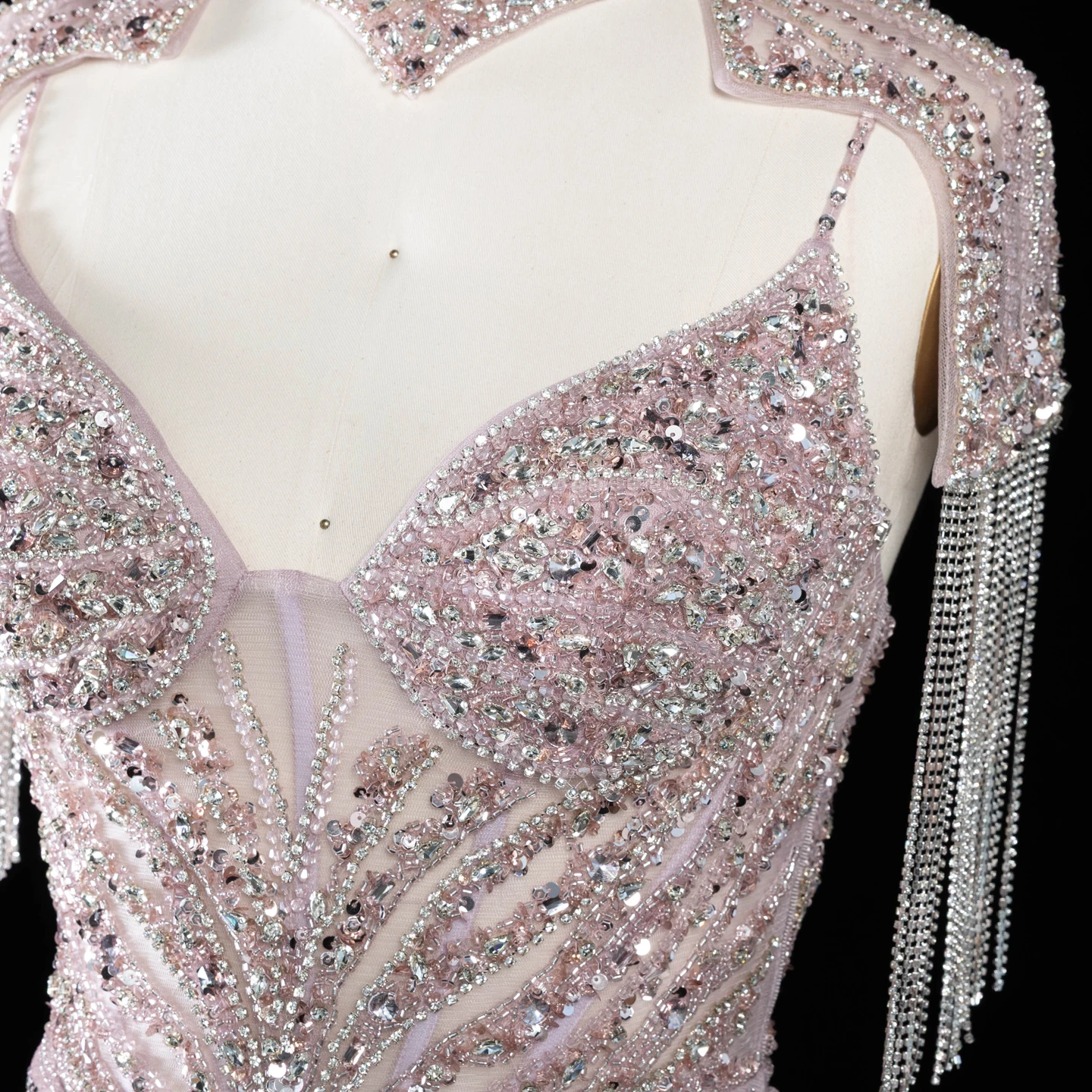 Sharon Said Luxuriöses Champagner-Abendkleid mit Quastenumhang, Diagonalen Strasssteinen, Meerjungfrauen-Schnitt, für formelle Anlässe und Partys, SS184, Maßanfertigung – Detail 18
