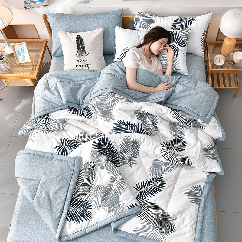 

Fresh summer blanket pleasant to the skin, light and comfortable for air conditioning, magnable machine washing for adults