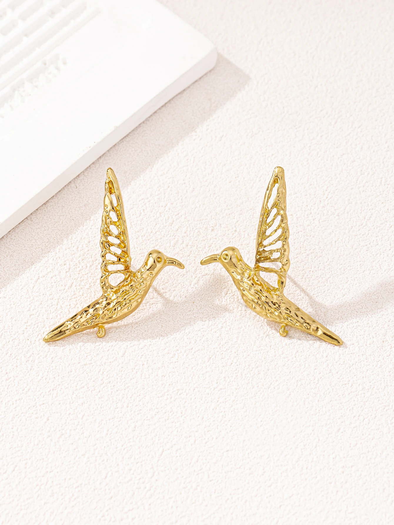 1 Pair of Simple Elegant and Versatile Retro Fashion Pigeon Earrings