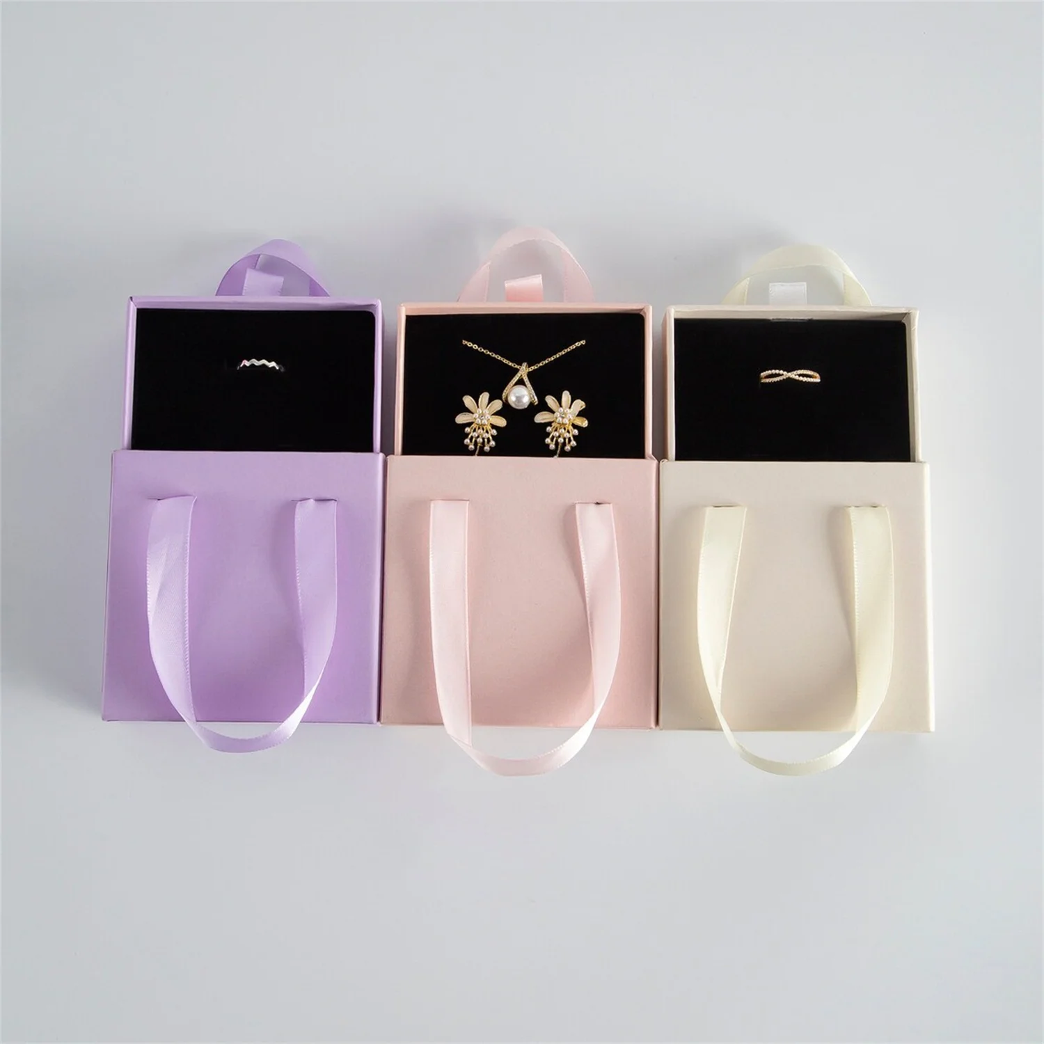 

50pcs Multiple Colors Paper Box Jewelry Drawer Cardboard Box Ribbon Tote with Sponge Necklace Earrings Ring Jewelry Packaging Bo