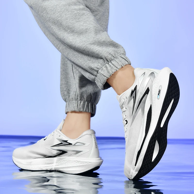 รองเท้าวิ่งผู้ชายระบายอากาศได้ดี น้ำหนักเบา สวมใส่สบาย และทันสมัย เป็นรองเท้ากีฬาลำลองสำหรับผู้หญิง