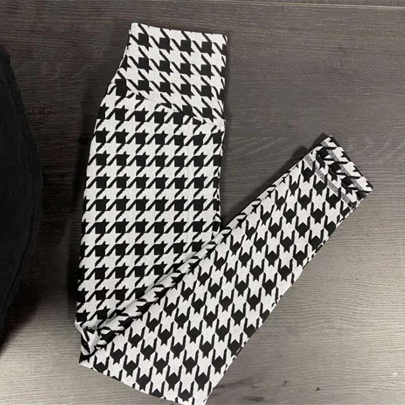 women's-yoga-leggings-sport-fitness-black-and-white-grid-design-high-waist-trousers-for-gym-running-and-exercise