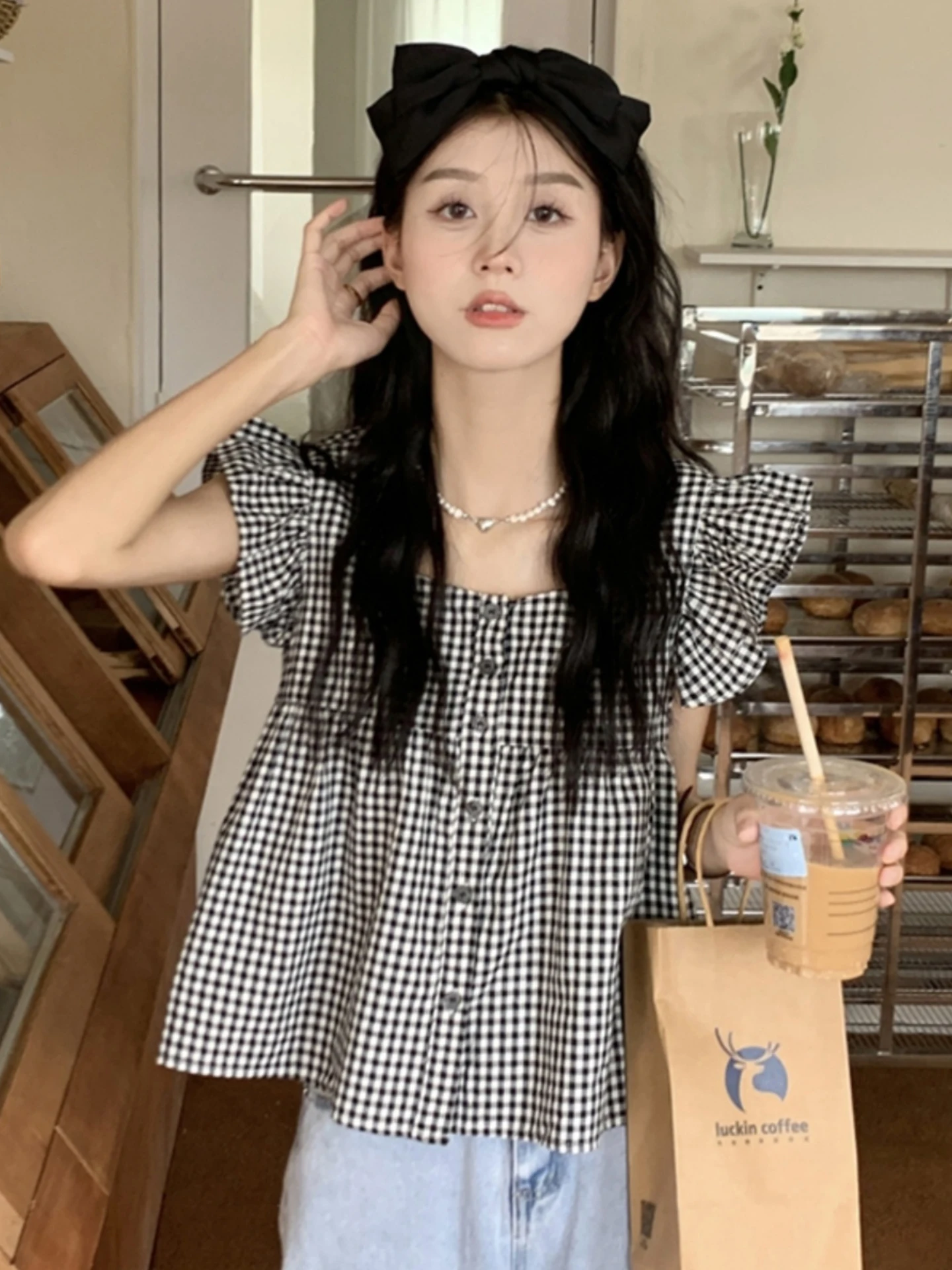 

Белая клетчатая блузка с квадратным воротником для женщин, летний дизайн, с кружевным подолом и короткими рукавами, модный топ в нежном стиле