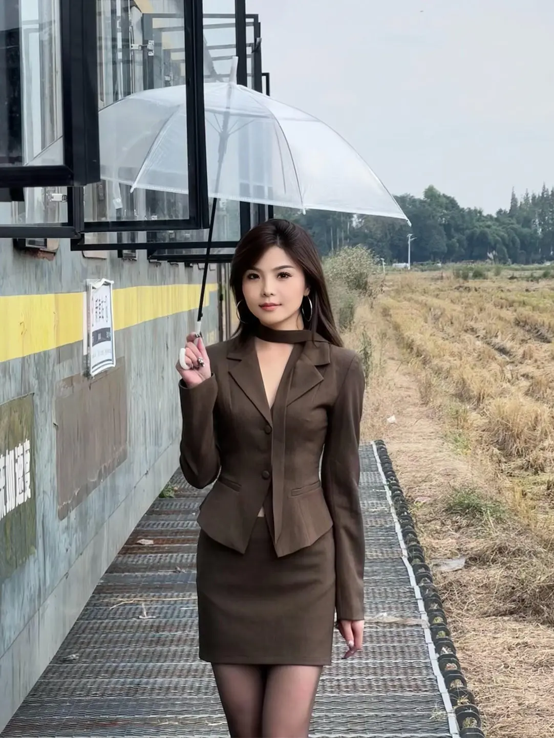 

Модный деловой повседневный комплект для женщин: приталенный пиджак с длинным рукавом и юбка, весна 2026