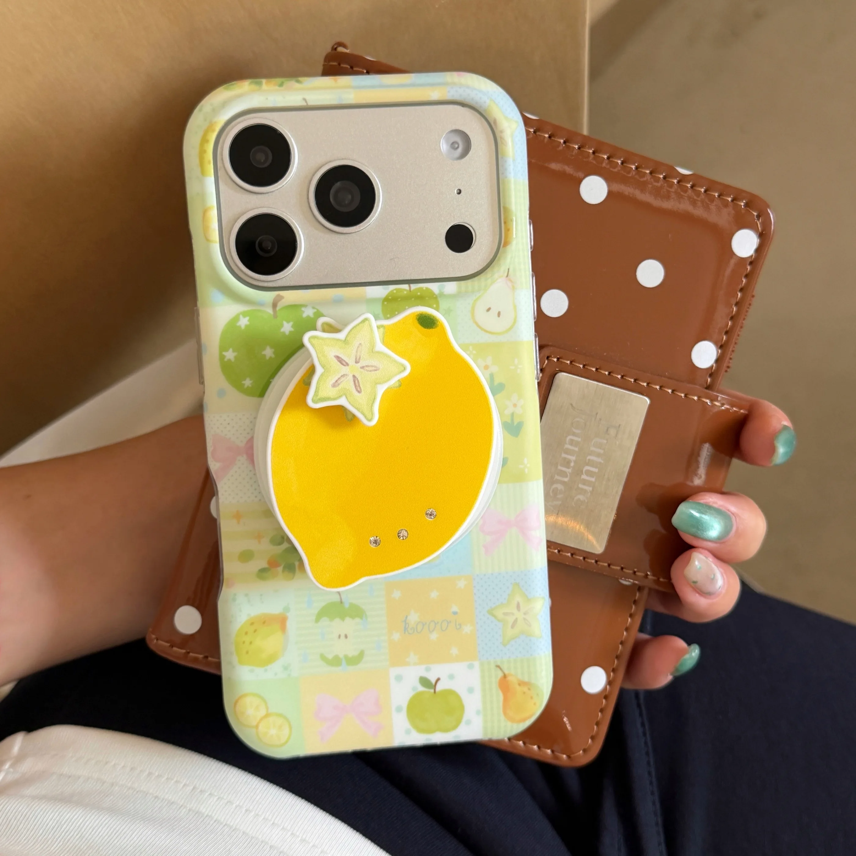 Funda con diseño de estrellas, frutas y lunares verdes a cuadros con lazo para iPhone 17 16 15 14 Pro Max con soporte magnético