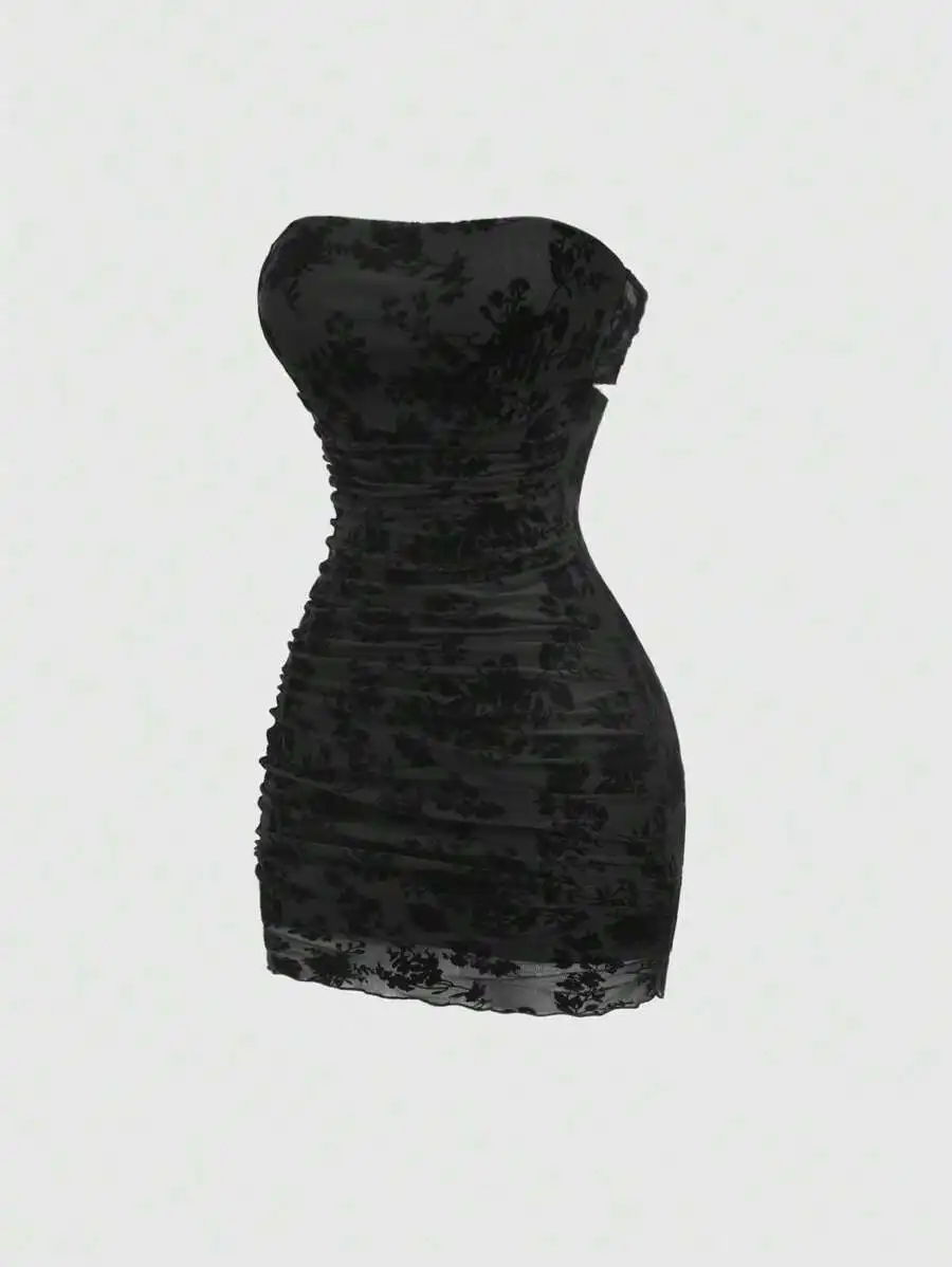 

Черное бархатное мини-платье с цветочным принтом, без бретелек, с драпировкой, облегающее фигуру