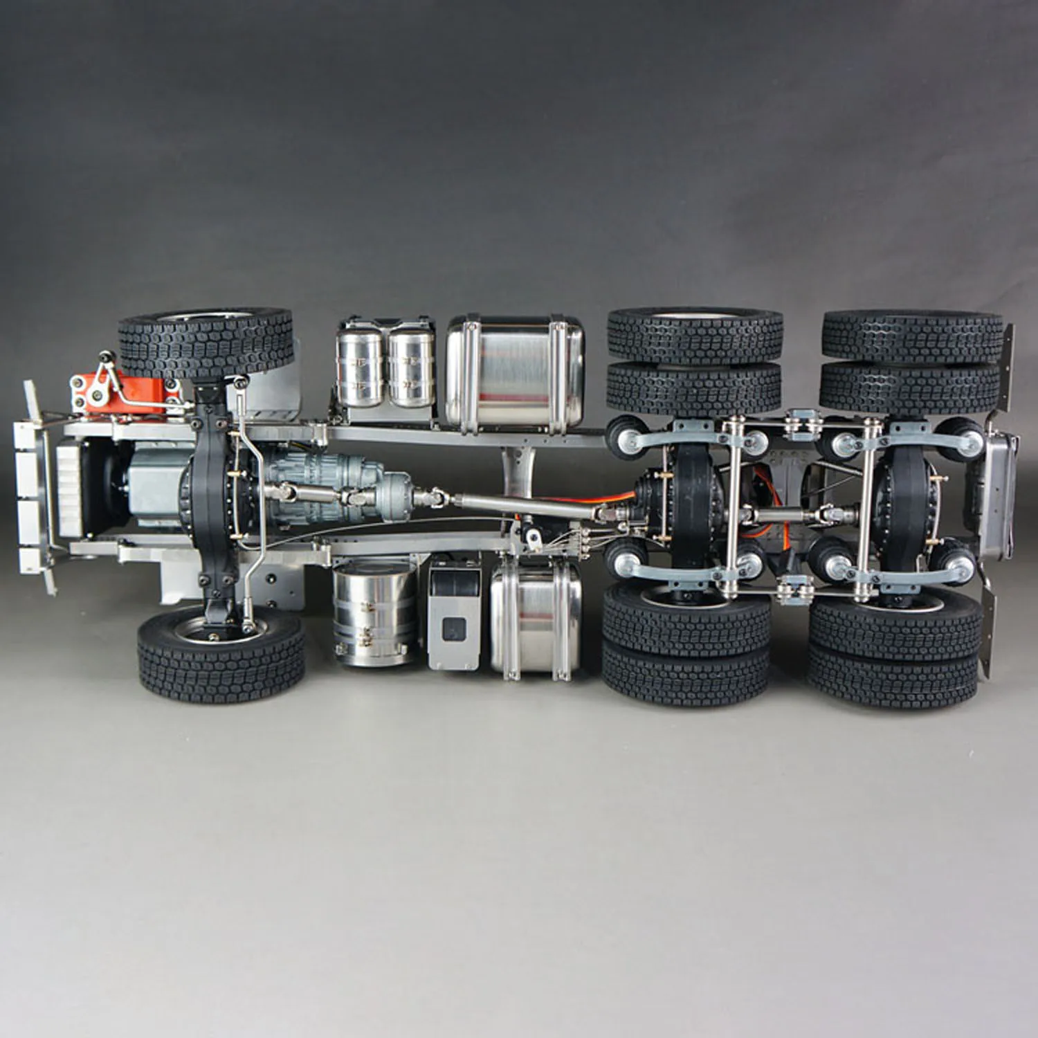 1/14 6x6 Telaio con finitura in metallo per giocattoli RC Trattore Camion R620 R730 Modello di veicolo per auto Sospensioni pneumatiche TH23556