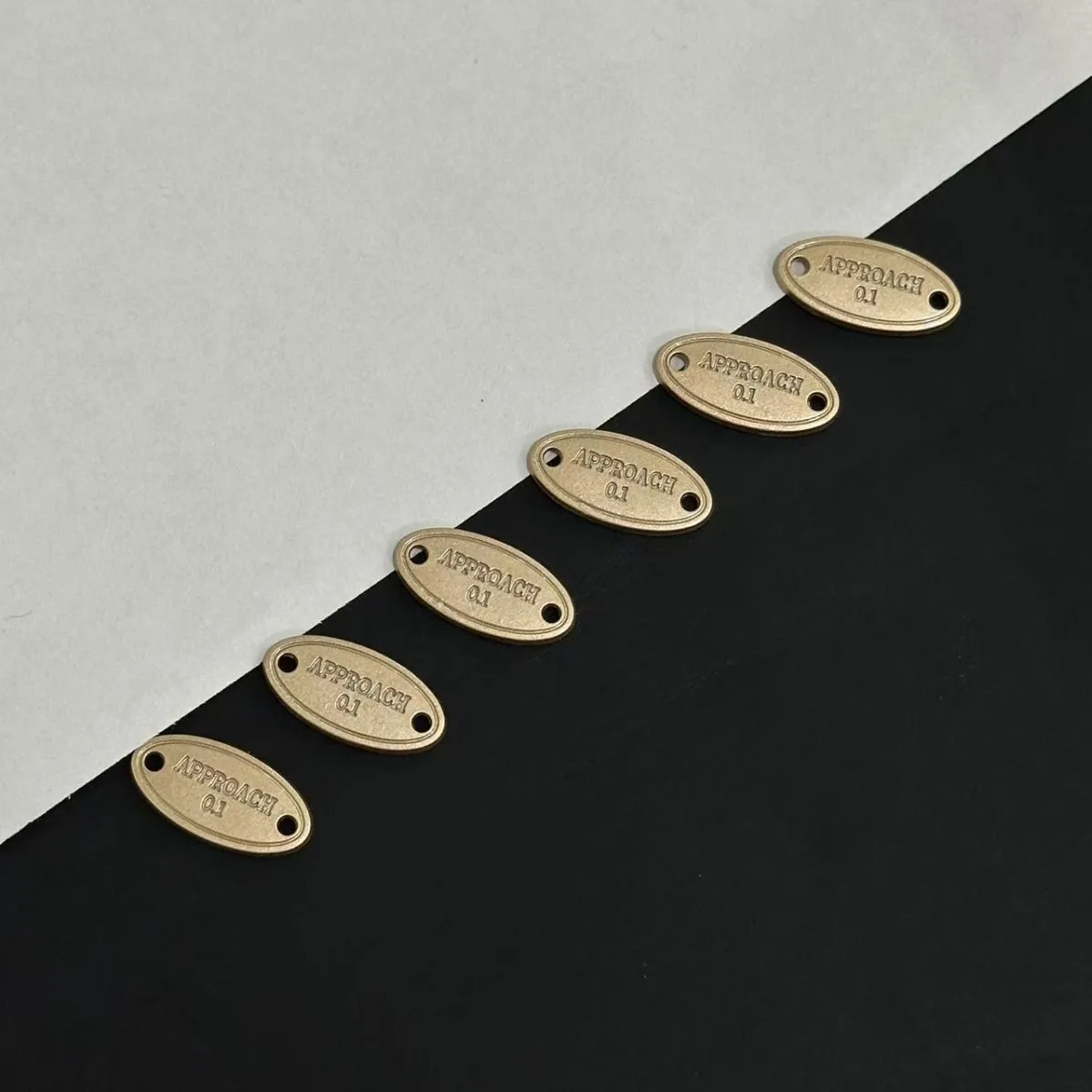 50pcs Gold Letters Metal Tags Handmade Oval Labels Decorative Hats Bags Sewing Labels Garment Accessories Clothing Hat Buckles