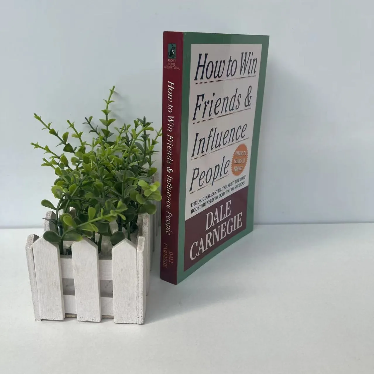 《How To Win Friends & Influence People》： Dale Carnegie's Classic Guide To Building Interpersonal Relationships