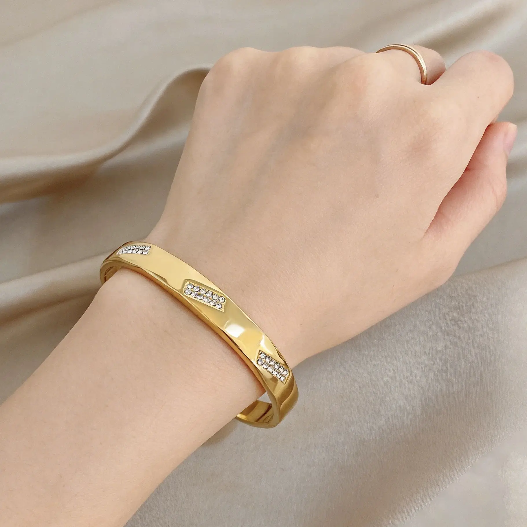 

Elegant Irregular Arrangement Rhinestone Stainless Steel Bracelet for Women Smooth Waterproof Spring Bangle Daily Jewelry Gift
