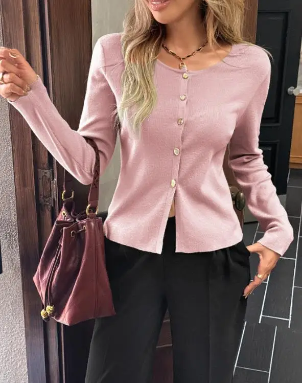 秋冬の女性用エレガントニットカーディガン、メタルボタンディテールとフィットカットが特徴の柔らかな生地の万能トップス