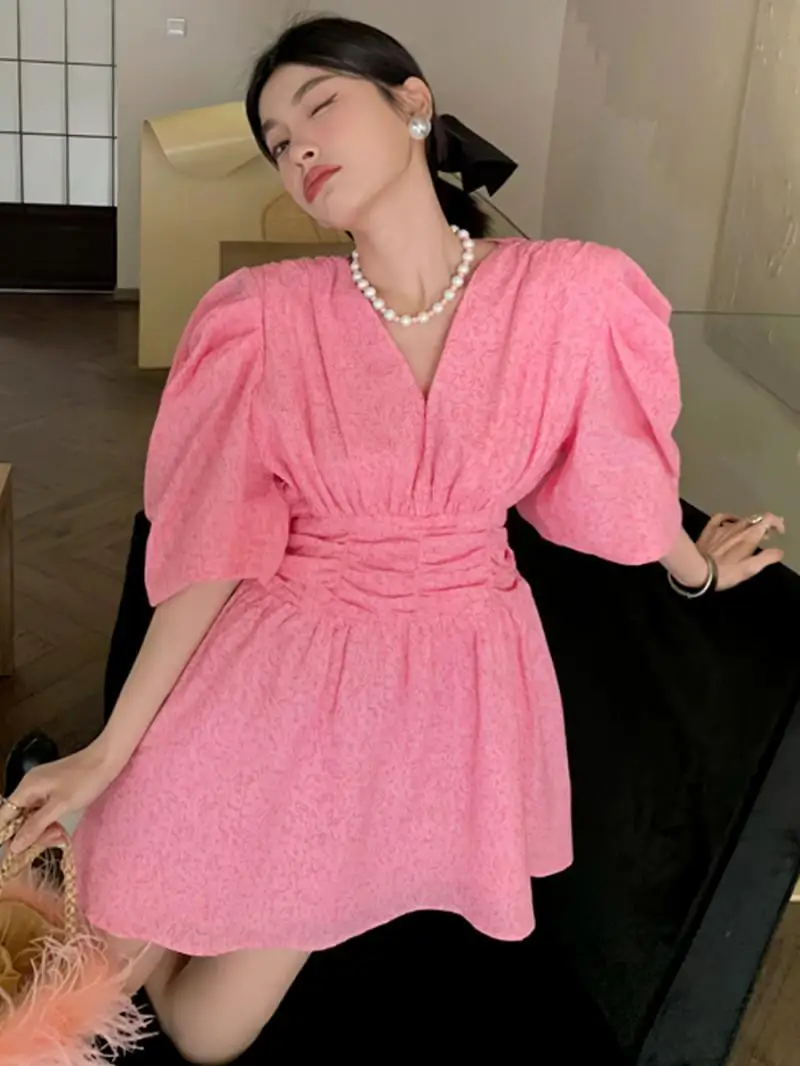 Francuska letnia sukienka w kwiaty w stylu retro z bufiastymi rękawami, dekoltem w szpic, elastyczną talią i krótką spódniczką z falbankami