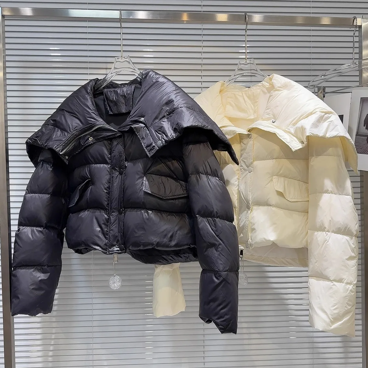 暖色系ネイビーカラーの襟付きダウンジャケット、レディースファッション、冬の新作、肩当て付き、長袖コート