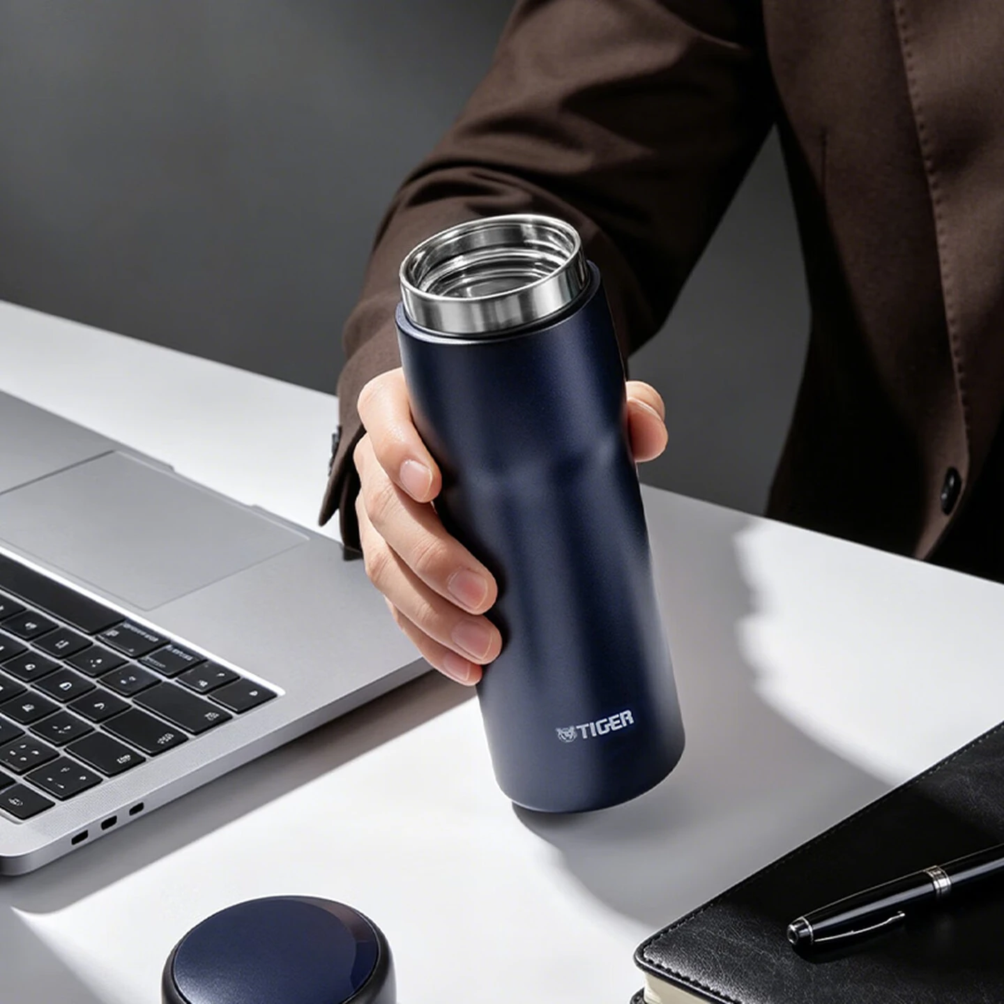 TIGER MJA‑B048 480ml Vacuum Insulated Stainless Steel Water Bottle Portable Travel Drinking Mug for Office Daily Drinking