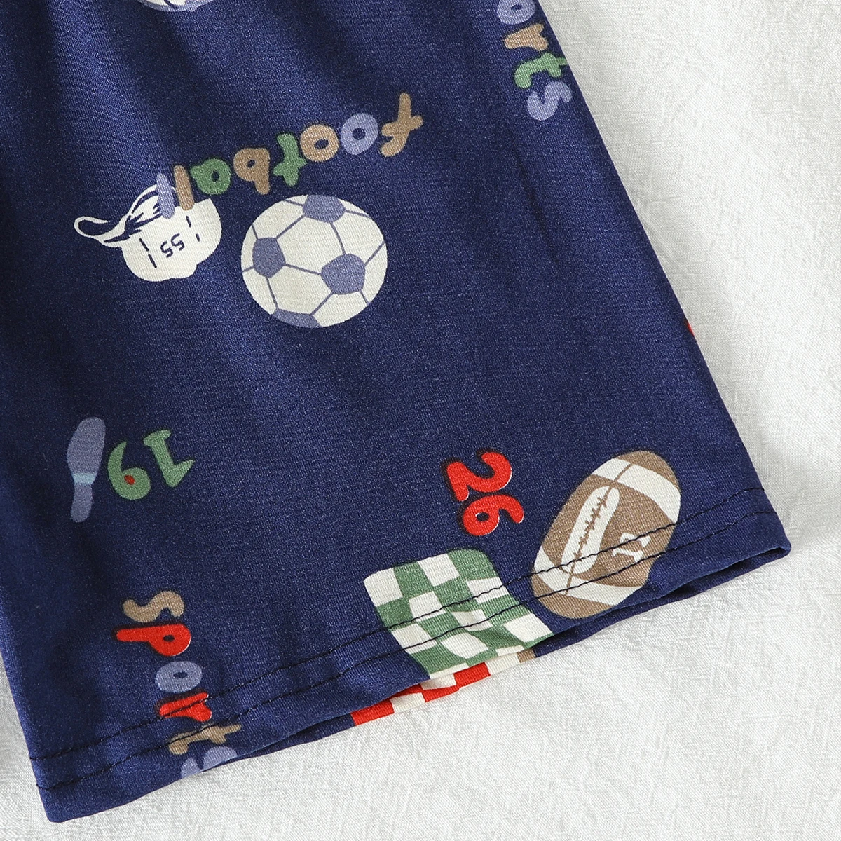 3-teiliges, bequemes Set mit niedlichem Fußball-Print für Kinder, Rundhals-Kurzarm-Top für Jungen und Mädchen, Shorts mit elastischem Bund – Detail 11
