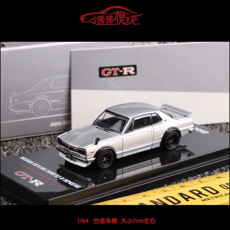 متوفر في المخزون 1:64 Nissan GTR SKYLINE 2000 GT-R KPGC10 نموذج سيارة محاكاة مصنوع من خليط معدني، لعبة للأولاد، زخرفة قابلة للجمع للبالغين.